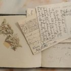 Flores secas pegadas y un texto de Alberti; a la derecha, un texto de Manuel de Falla.