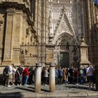 Turistas haciendo cola para acceder a la Catedral de Sevilla, ayer.