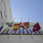 Banderas a media asta en el Ayuntamiento de Villablino, ayer.  Dos vecinos de Villablino, el día de la tragedia.