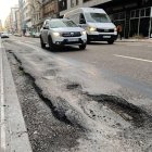 El bache se extiende a lo largo de una decena de metros del carril derecho de Padre Isla.