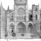 La Catedral con Puerta Obispo, a la derecha.
