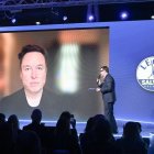 Elon Musk habla por videoconferencia con Matteo Salvini durante el congreso federal de la Lega en Florencia.