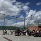 Participantes en las actividades del deporte adaptado, con exhibición de cárate del club Tatami Luis Martín, ayer en el parque de Trobajo del Camino.