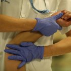 Imagen de archivo de un fisioterapeuta en un servicio de rehabilitación