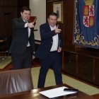  Mañueco y el líder de la UPL, Luis Mariano Santos, ayer al llegar a la reunión.