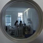 Imagen de archivo de varias enfermeras atendiendo a un paciente en un hospital. EFE/ Javier Lizón