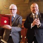 El escritor lacianiego Luis Mateo Díez sostiene la Medalla de Oro de la Provincia junto al presidente de la Diputación, Gerardo Álvarez Courel.