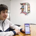 Juan Ybarra Suárez muestra la portada de la web en la que aloja su proyecto Remember.