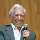 Fotografía de archivo, tomada el 28 de mayo de 2023, en la que se registró al escritor peruano y premio Nobel de Literatura 2010, Mario Vargas Llosa, en la Universidad de Guadalajara (México). Vargas Llosa falleció este domingo a los 89 años de edad, en Lima (Perú). EFE. EFE/Francisco Guasco