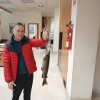 Álvaro José Lamas, con la trucha capturada ayer.