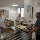 Servicio de comida, ayer en el comedor de la Asociación Leonesa de Caridad.