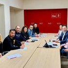 Los representantes de USO, CC OO, UGT y CGT frente a los socialistas leoneses.