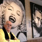 Juan Antonio Velasco ante dos carteles suyos de Marilyn Monroe y James Dean.