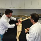 Los dos autores de la escultura, introduciendo en la imagen el documento de la cuestación popular que realizó la Real Hermandad.  Imagen del Cristo antes de ser policromado.  Imagen del rostro del Cristo de la Fortaleza.