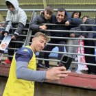 Rodri Suárez se hace un selfie con dos aficionados que animaron en el Área de Puente Castro.