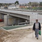 Trabajos del primer puente reconstruido sobre el barranco del Poyo tras la dana.