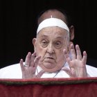 El Papa Francisco saluda desde el balcón principal de la Basílica de San Pedro para el mensaje y la bendición Urbi et Orbi como parte de las celebraciones de Pascua en la Plaza de San Pedro en la Ciudad del Vaticano, 20 de abril de 2025. EFE/EPA/ANGELO CARCONI