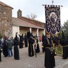 Comienza la procesión con el estandarte de la hermandad y la antigua crus parroquial.