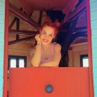 La astronauta Sara García, en la casa del árbol en la que jugaba cuando era pequeña.
