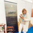 Iciar Martín Aresti con calzado de Añino Regina Merina en la feria de Moreda.