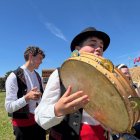 Por un lado los bailadores sobre la ribera del Órbigo realizando una danza tradicional, por el otro un joven ribereño con su pandereta.