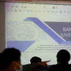 Imagen de archivo de una charla de policías nacionales sobre bandas en un Instituto madrileño. EFE/Chema Moya
