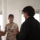 Alfonso Ordóñez se dirige a las actrices participantes en el filme que hoy se estrena en los cines Van Gogh a las 19.15 horas.