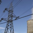 Vista este martes de la central térmica de Soto de Ribera, en las proximidades de Oviedo. España ha recuperado el 99,95 % de la demanda energética peninsular (25.794 megavatios), un hito que se alcanzó a las 07.00 horas de la mañana (05.00 GMT) de este martes en todo el territorio afectado por el apagón que se inició poco después del mediodía del lunes. EFE/J.L.Cereijido.