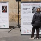 Dos mujeres leen la historia de una de las protagonistas de ''León, señorío de mujeres'.