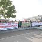 Concentración de la comunidad educativa en el centro de Educación Especial Sagrado Corazón para exigir mejores instalaciones.