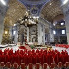 Cardenales asisten a la Misa de V Novemdiale en memoria del difunto Papa Francisco en la Basílica de San Pedro, Ciudad del Vaticano, 30 de abril de 2025. 
                      EFE/EPA/FABIO FRUSTACI