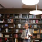 Javier Moreno posa delante de su biblioteca.