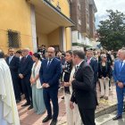 Morala, con varios concejales de su equipo de gobierno y representantes de la oposición, ayer, en la procesión de Cuatrovientos.  Procesión por las calles del barrio, ayer.