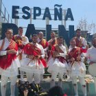Los danzantes de Laguna, ya preparados para actual, frente al pabellón de España.