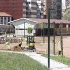 Operarios de la contrata de jardines del Ayuntamiento, esta semana en la estación de Feve.