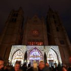 Centenares de personas se agolparon ante la Catedral para ver el espectáculo de luz y sonido.