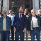 Álvaro Queipo, presidente del PP de Asturias, en el centro con barba, con concejales y alcaldes populares y miembros de la plataforma, tras aprobarse la moción.