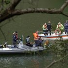 Un equipo de buzos participa este domingo en las tareas de reflote del helicóptero de Bomberos de Asturias, que el pasado viernes se precipitó al embalse de Tanes al tropezar con un tendido eléctrico la estructura que llevaba colgada para sacar agua destinada a las tareas de extinción de un incendio forestal cercano. EFE/Paco Paredes
