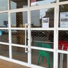 La trapa del bar se mantiene bajada en el bar del estadio Hispánico.