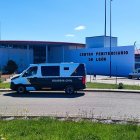 Vehículo de la Guardia Civil en las instalaciones penitenciarias de Villahierro.