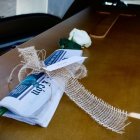 Una rosa blanca envuelta por un ejemplar de Diario de León sobre el féretro de Cachafeiro.