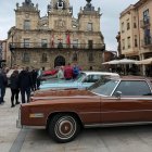 Los vehículos, en la plaza Mayor de Astorga.