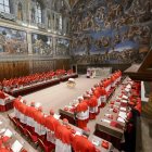 El Papa con los cardenales en la Capilla Sixtina.