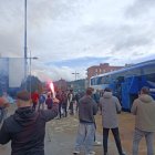 Ánimos y despedida a los jugadores de la Deportiva en su partida de ayer hacia San Sebastián.