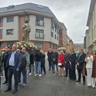 Autoridades ante el paso del apóstol Santiago, en Flores del Sil.