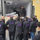El equipo de montadores subió con cuidado a la furgoneta al Nazareno.