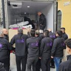 El equipo de montadores subió con cuidado a la furgoneta al Nazareno.