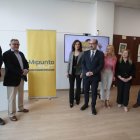 El alcalde presentó los nuevos puntos de recarga junto a los responsables de Asprona y de la empresa del transporte.