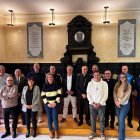 Foto de familia de la recepción al obispo en el Ayuntamiento.