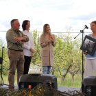 Vanesa del Prado porta la foto que ha servido para homenajearle. Buena selección de perros carea en Cerezales.